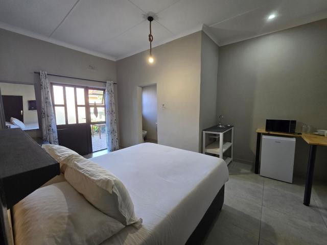 Honeywood Stays "Airport quick stop" Walking distance, Budget friendly, Fast Wi-Fi Speed 250mb, Private Braai Area, Secure Parking