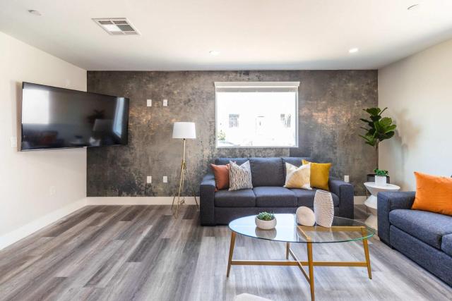Modern 4BR Stay Premium Beds & Full Kitchen