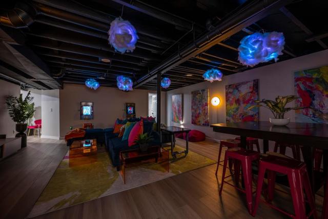 Modern Luxe 3B2B - Hot Tub - Game Room - EV Charger - Walk to Downtown LS