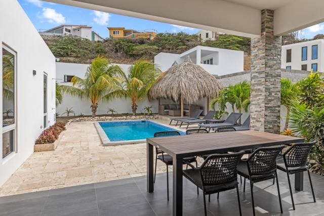 Villa Vredenberg - Modern Private Villa with Pool in Gated Resort