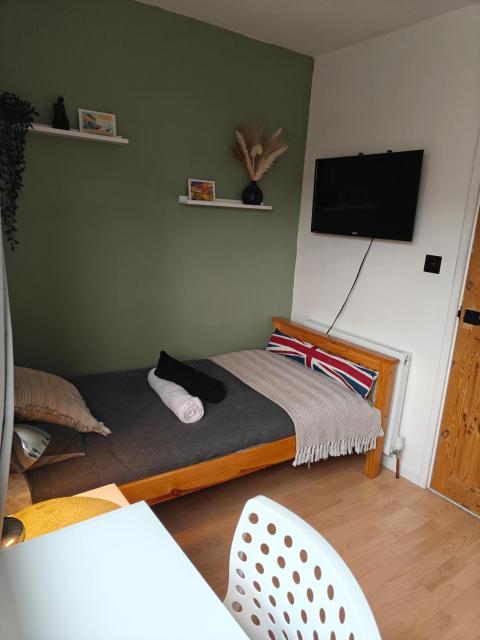 Modern Shared Home for Young Adults 10 min to City Centre