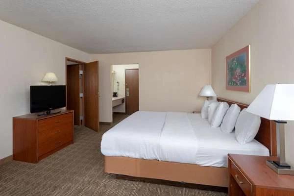 Norwood Inn & Suites By BlissPoint