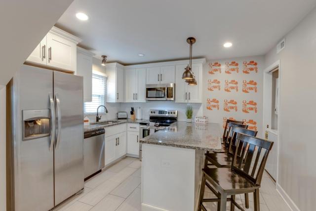 Walk about Hillsboro Village, 9 mins to downtown!