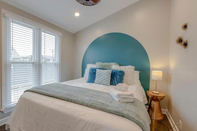 Walk about Hillsboro Village, 9 mins to downtown!