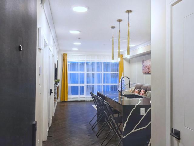 Family Stylish 1BR and Den Condo -Apartment with City View, Downtown, Balcony, Free Parking, In-Suite Laundry!