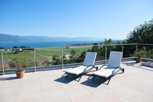 Chalet with Stunning Lake and Mountain Views avec une vue à couper le souffle, une spacieuse terrasse et jardin