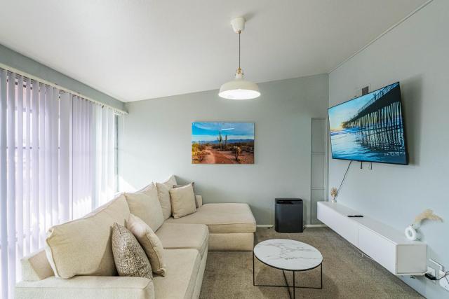 Spacious 2 Bedroom, 2 Bath, Pool, Free Parking, Gym