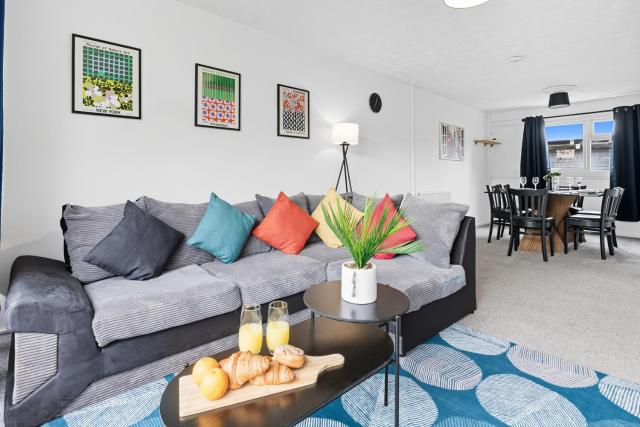 Cosy 3-Bed Home near Birchwood Business Park by Traboule Properties LTD