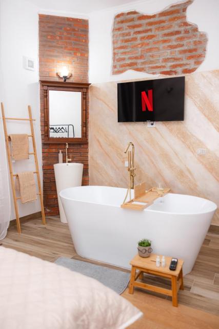 Marcos Apartments I Bathtub in Bedroom experience