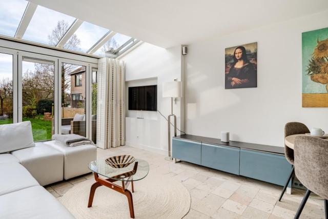 Charming Loft with Free Parking and 15 mins to AMS