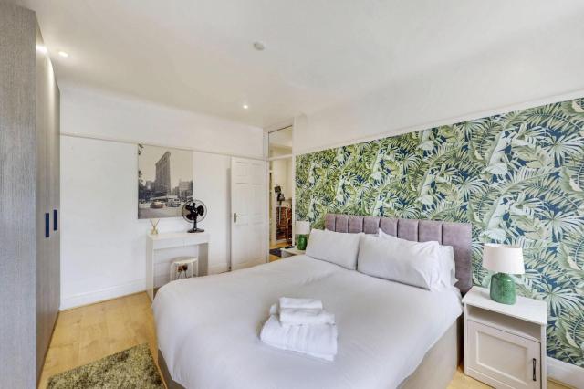 2 Bed Flat Parking Near Heathrow WiFi