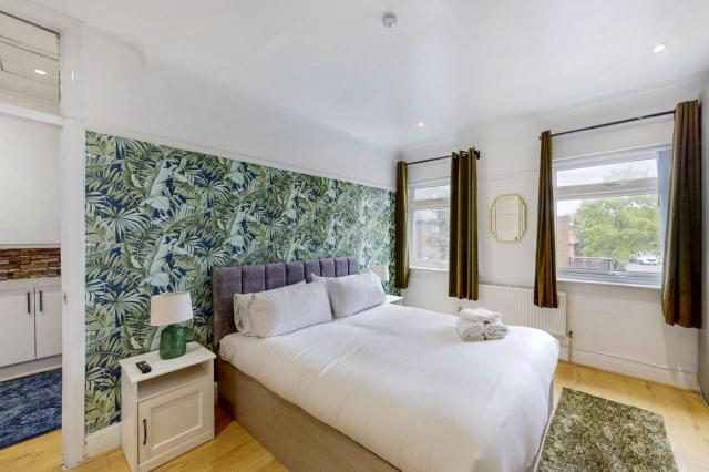 2 Bed Flat Parking Near Heathrow WiFi
