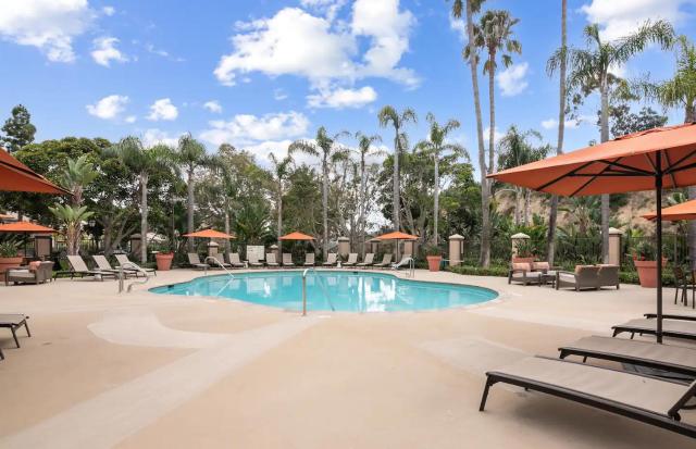 Stylish 1BR with KING Bed, Pool, Jacuzzi & Gym, Free Parking, Near UCSD