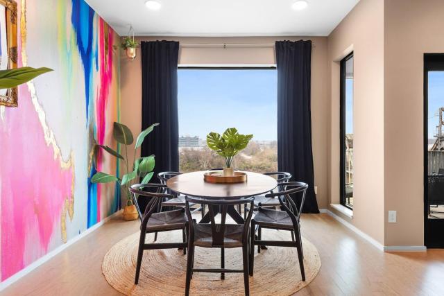 Riverfront Luxury - Walk to Downtown Broadway, Private Patio