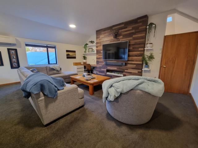 Home on Hagley with Spa Pool & two car parks