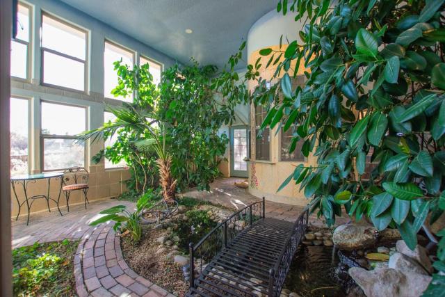 Buffalo Escape-Private Hot Tub and Pool in serene Corrales-Mountain View-Pet Friendly-No Pet Fee!