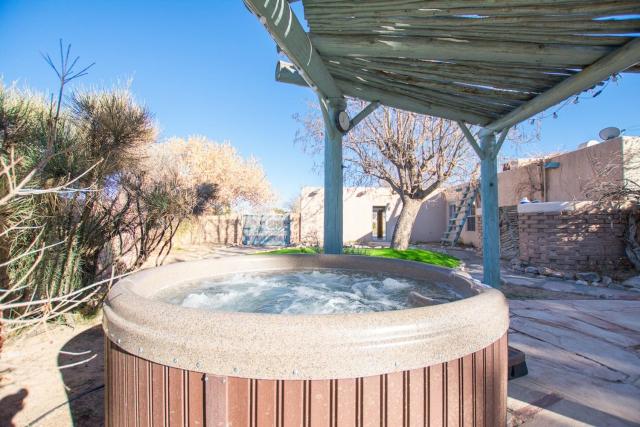 Buffalo Escape-Private Hot Tub and Pool in serene Corrales-Mountain View-Pet Friendly-No Pet Fee!