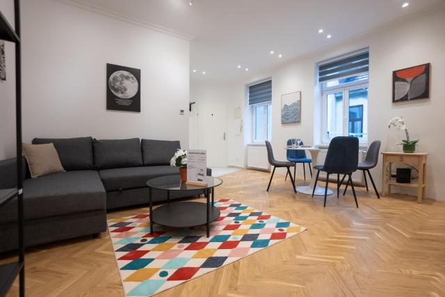 Cozy Vienna Getaway with Balcony