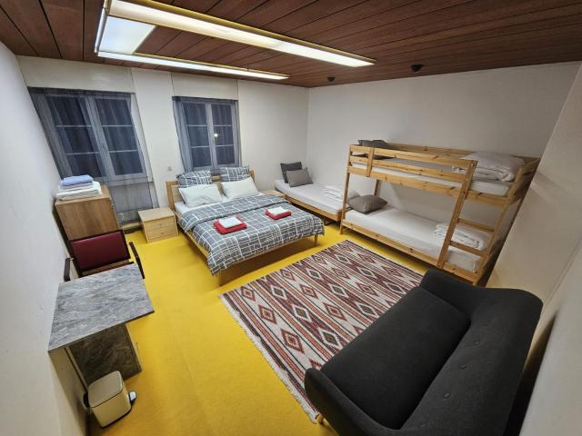 Mars - Private Room with Shared Kitchen Shower and Toilet - Chur Old Town