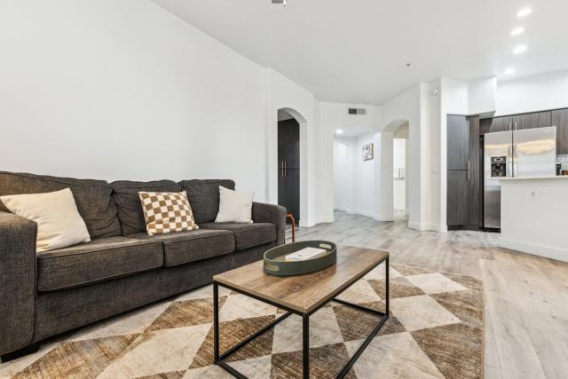 CozySuites Glendale by the stadium with pool 28