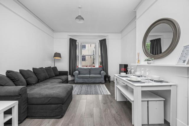 Spacious 2 Bed & 1 Bath - Close to Beach & City Centre