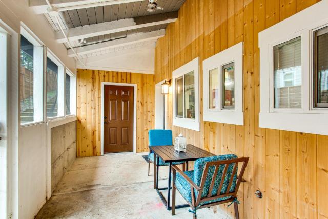 3 Mi to Puget Sound: Lakefront Gem w/ Patio!