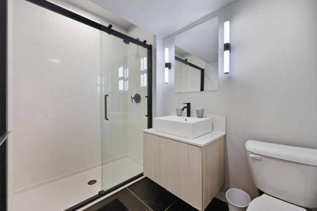 Contemporary 2BR Apartment Near Everything