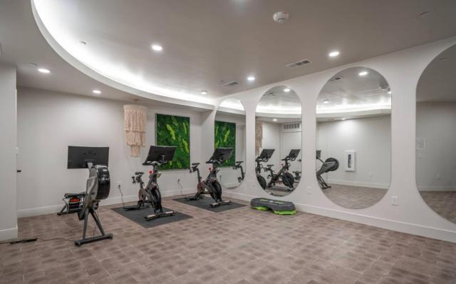Studio|near Business & Med District|Pool,Gym, BBQ