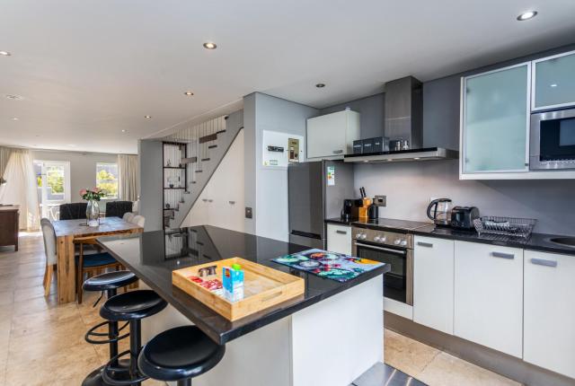 Trendy 2BR Duplex De Waterkant by CTHA