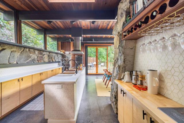 Two Creeks Treehouse
