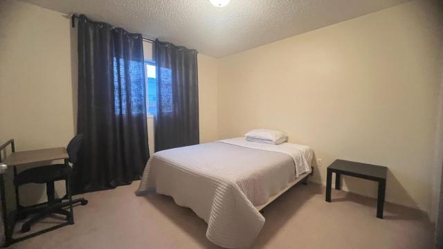 Private Rooms in a 3 Bedroom Guest House Close to Londonderry Mall 1 Person per Room No Couples For Men Only