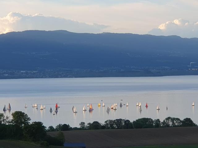 Chalet with Stunning Lake and Mountain Views avec une vue à couper le souffle, une spacieuse terrasse et jardin