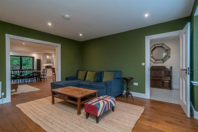 Spacious 5-Bed Home with Garden Parking - Pass the Keys