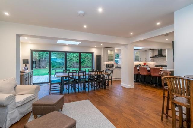 Spacious 5-Bed Home with Garden Parking - Pass the Keys