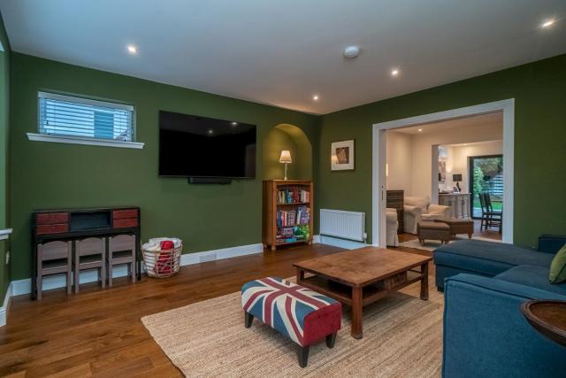 Spacious 5-Bed Home with Garden Parking - Pass the Keys