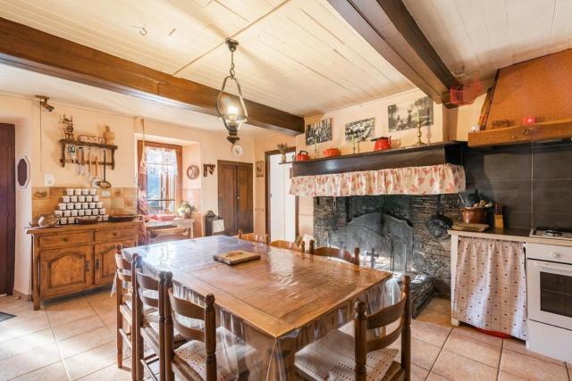 Confortable gîte avec grande cheminée et vues sur les montagnes