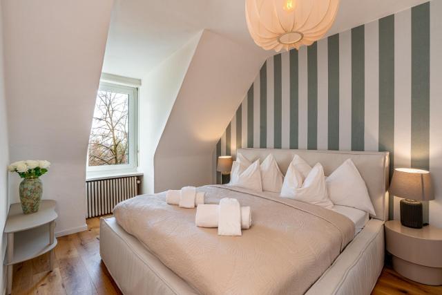 Vertical Suite Modern 3 Bedroom Apartment near Central Station
