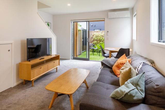 Modern 1BR Townhouse, Central City