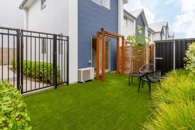 Modern 1BR Townhouse, Central City