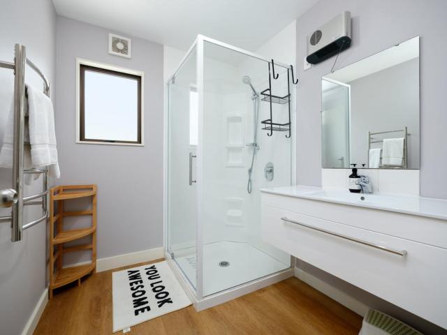 Fully fenced & Pet Friendly! Great for families!