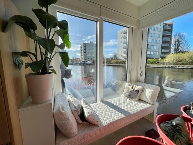 Central and luxurious floating home with garden