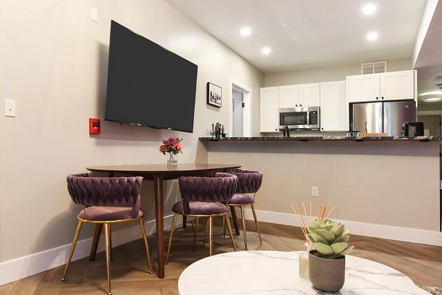 HostWise Stays - 2 King Beds, Free Street Parking, North Side Gem