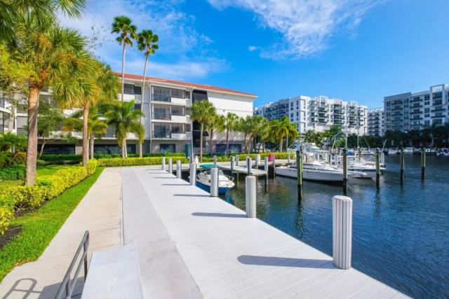 Serene Waterfront 2BR Poolside Living in FTL