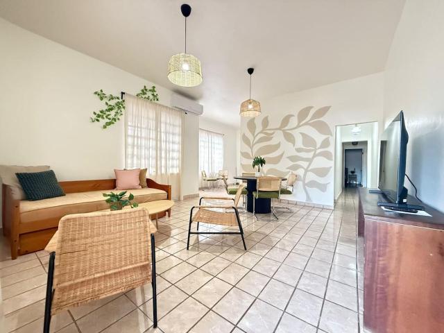 Sunny Beachy 2BR Spacious, Secure, Free Parking