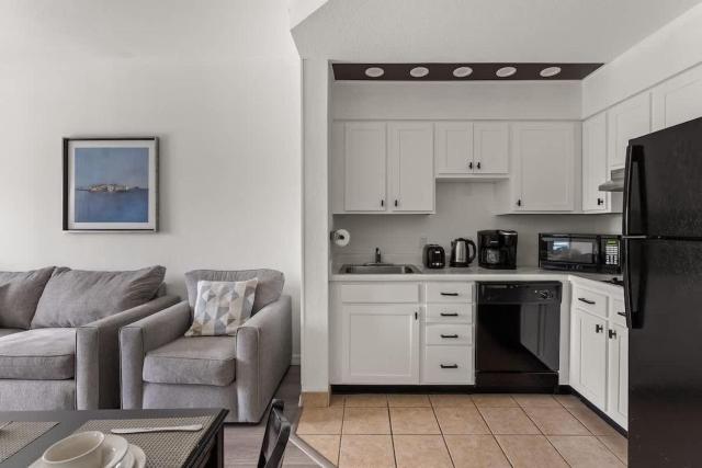 Pool View Suite – Near Disney, 1BR Comfort