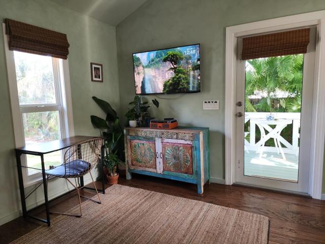 LUSH TROPICAL STUDIO in FT LAUDEDALE'S HISTORICAL SAILBOAT BEND NEIGHBORHOOD