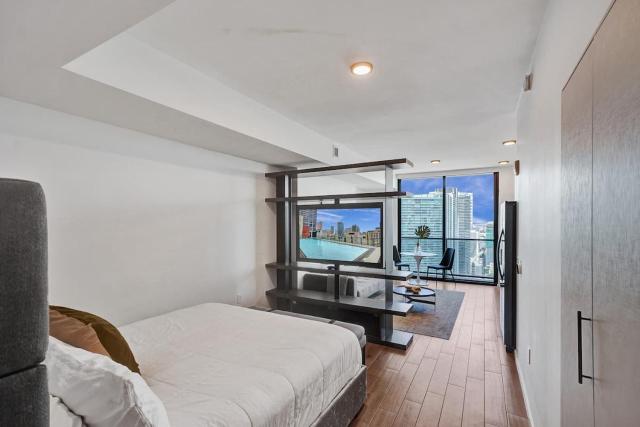 4708 - Lux Miami Studio City Bay Views
