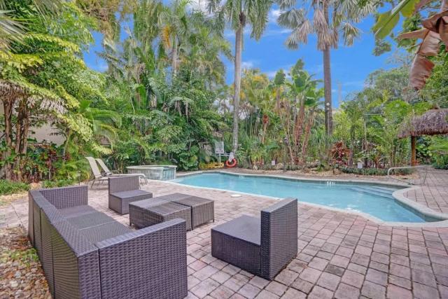 Tropical Oasis 2BR w Pool