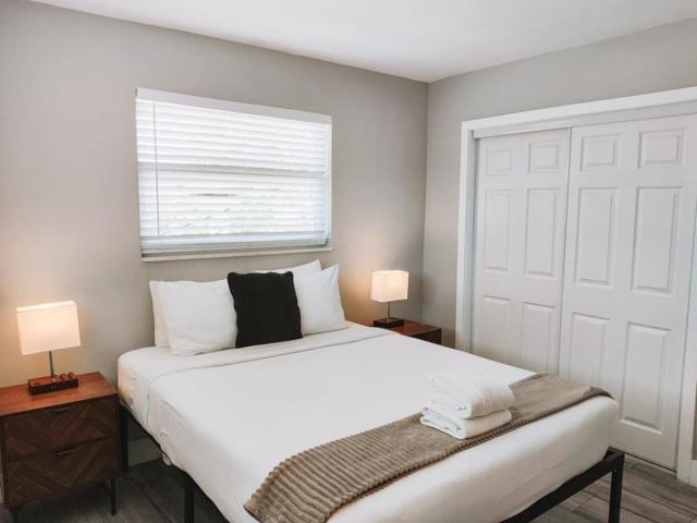 Rustic Retreats Cozy 2BR for 6 guests minutes from Las Olas