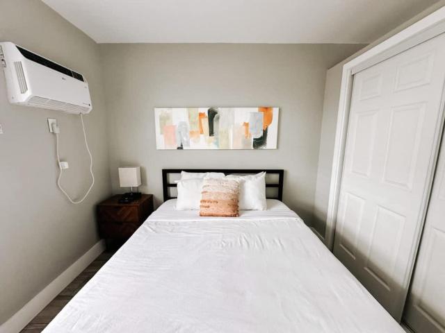 Rustic Retreats Modern 1BR for 4 guests in the heart of Fort Lauderdale